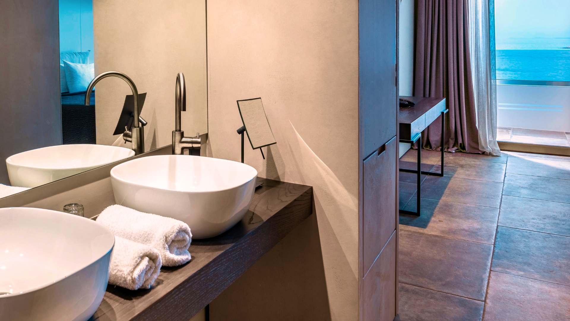 Infinity Blue Room bathroom