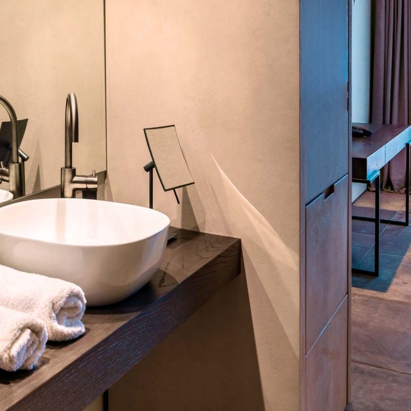 Infinity Blue Room bathroom